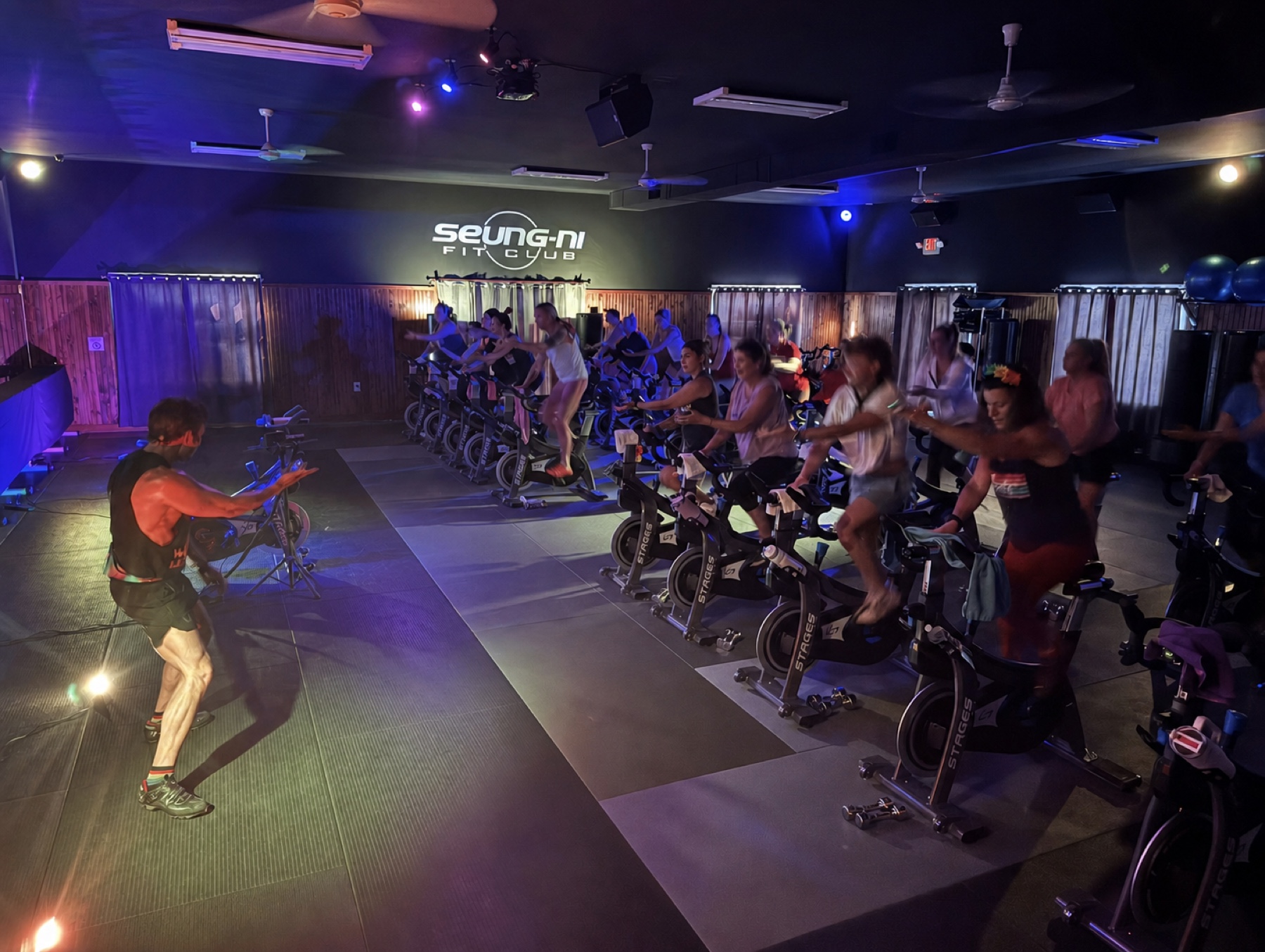 A lively cycling class at Seung-ni Midland