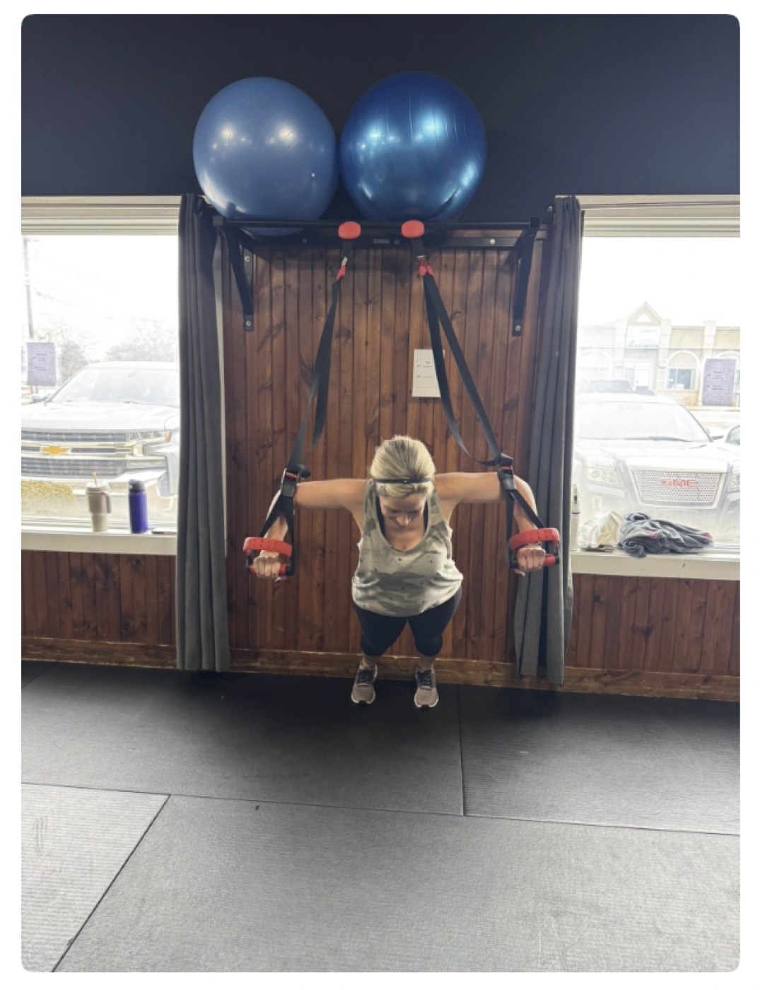A Seung-ni member doing suspension training