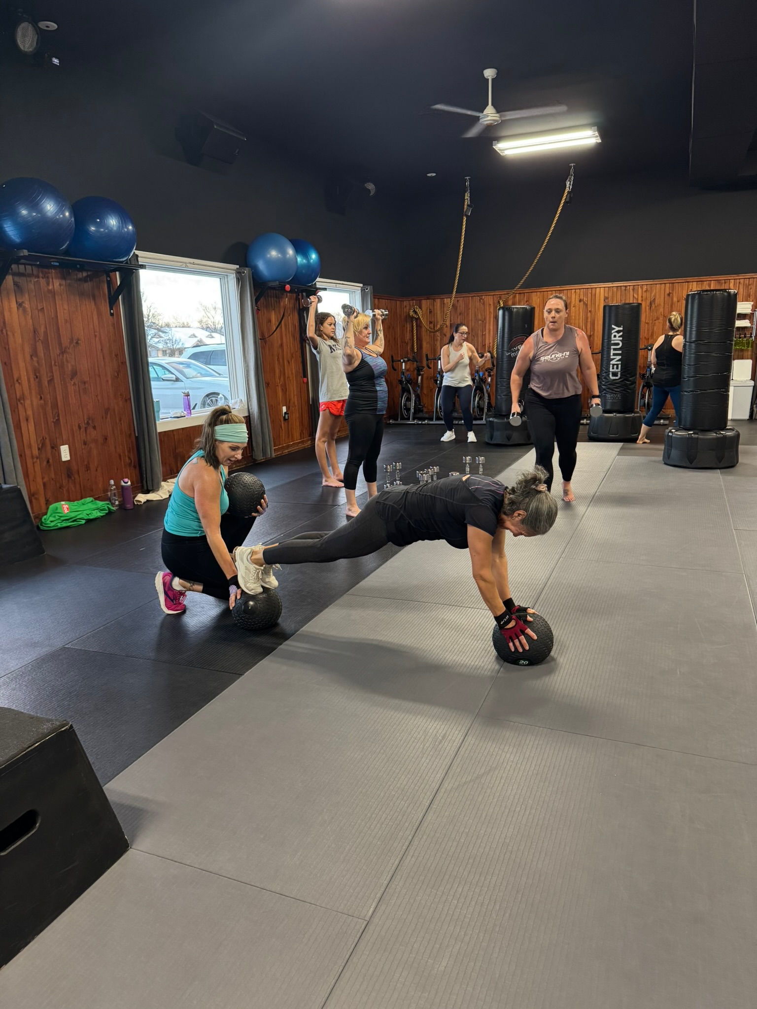 Seung-ni members enjoying a Body Sculpt strength class